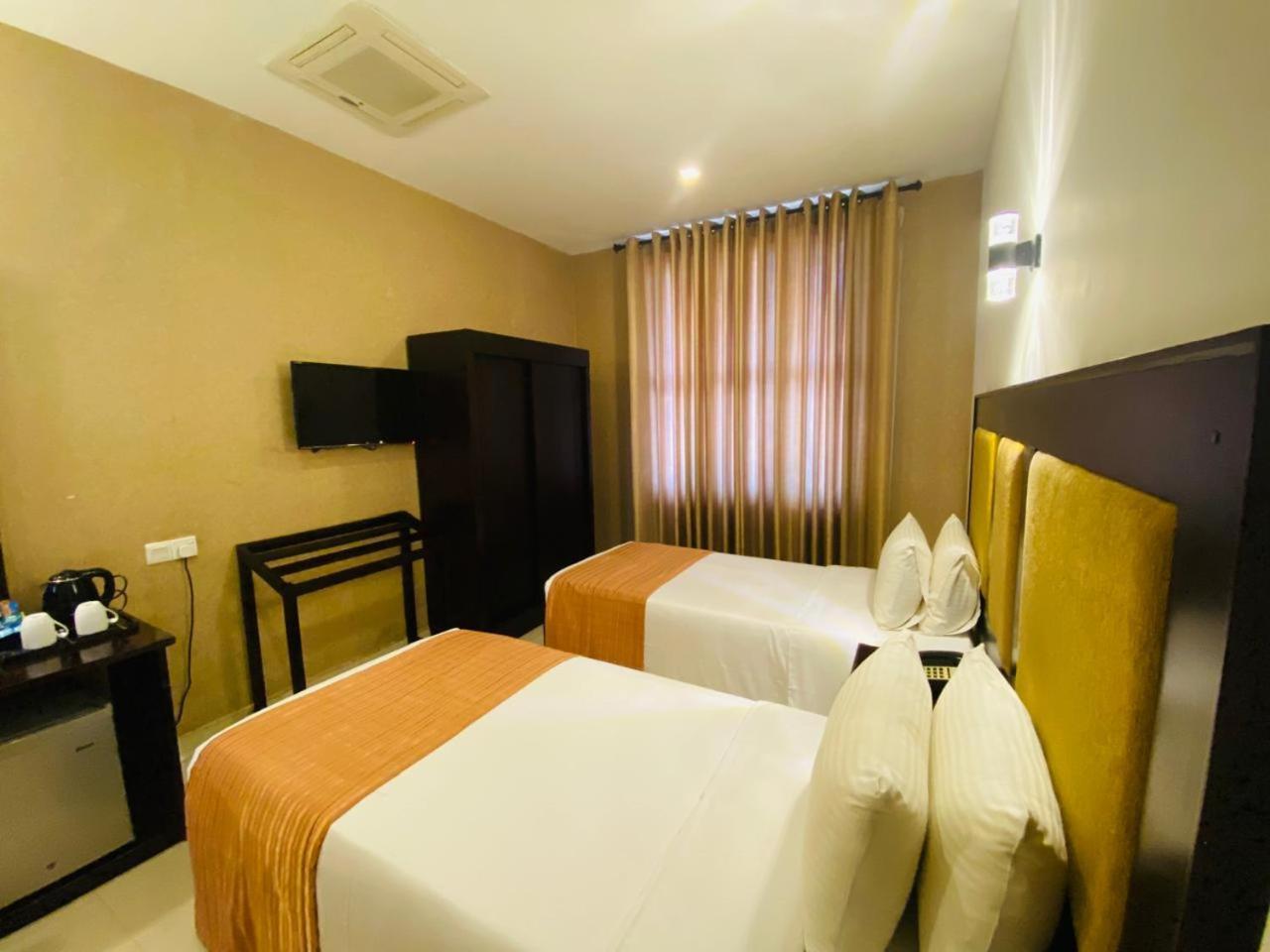 The Full Moon Hotel Katunayaka מראה חיצוני תמונה