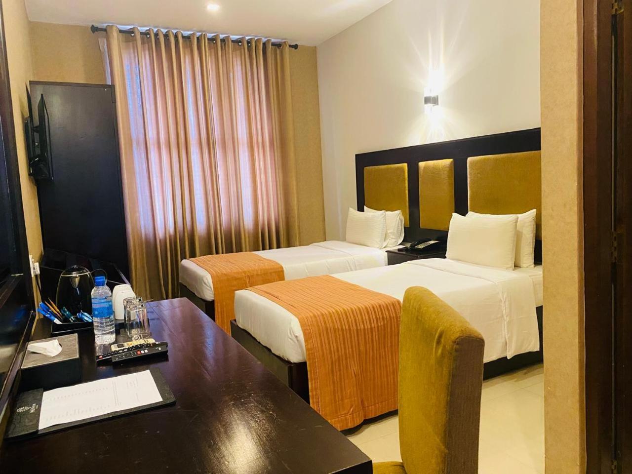 The Full Moon Hotel Katunayaka מראה חיצוני תמונה