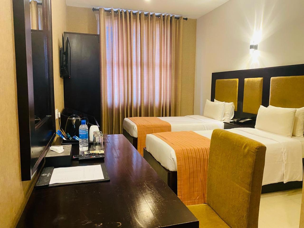 The Full Moon Hotel Katunayaka מראה חיצוני תמונה
